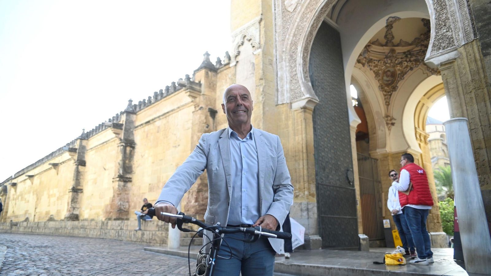 Antonio Hurtado, con su bicicleta, junto a la Mezquita-Catedral