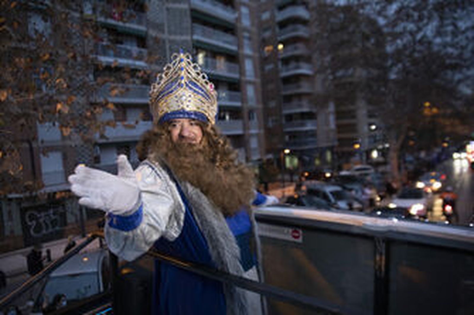Fotos: así ha sido el recorrido en autobús de los Reyes Magos por Granada