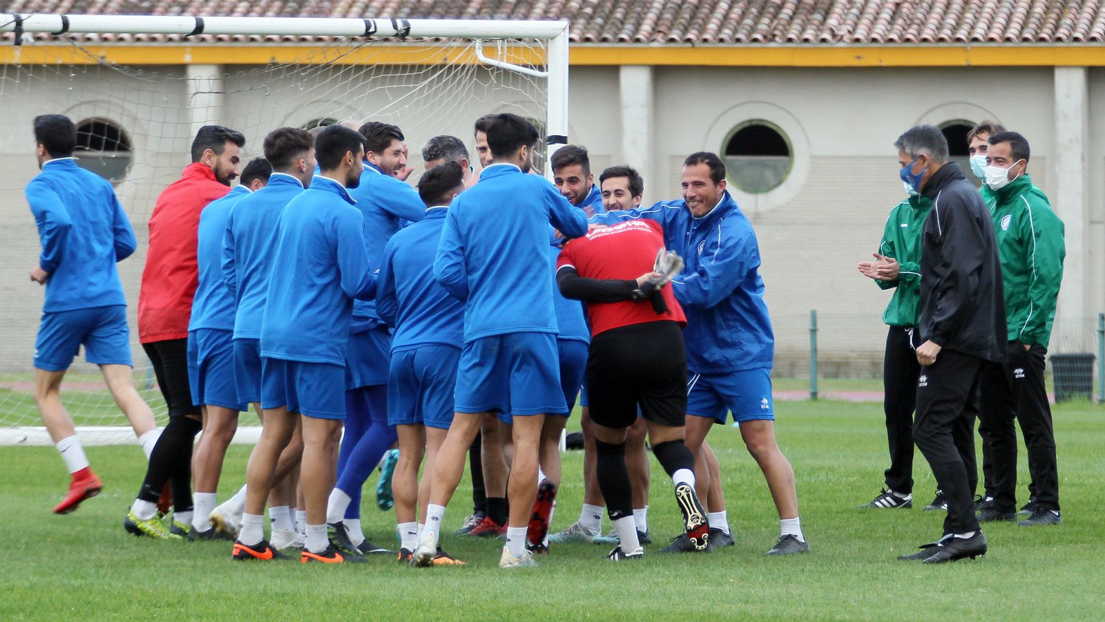 Los canteranos llegaron más tarde y recibieron las 'caricias' de los compañeros.