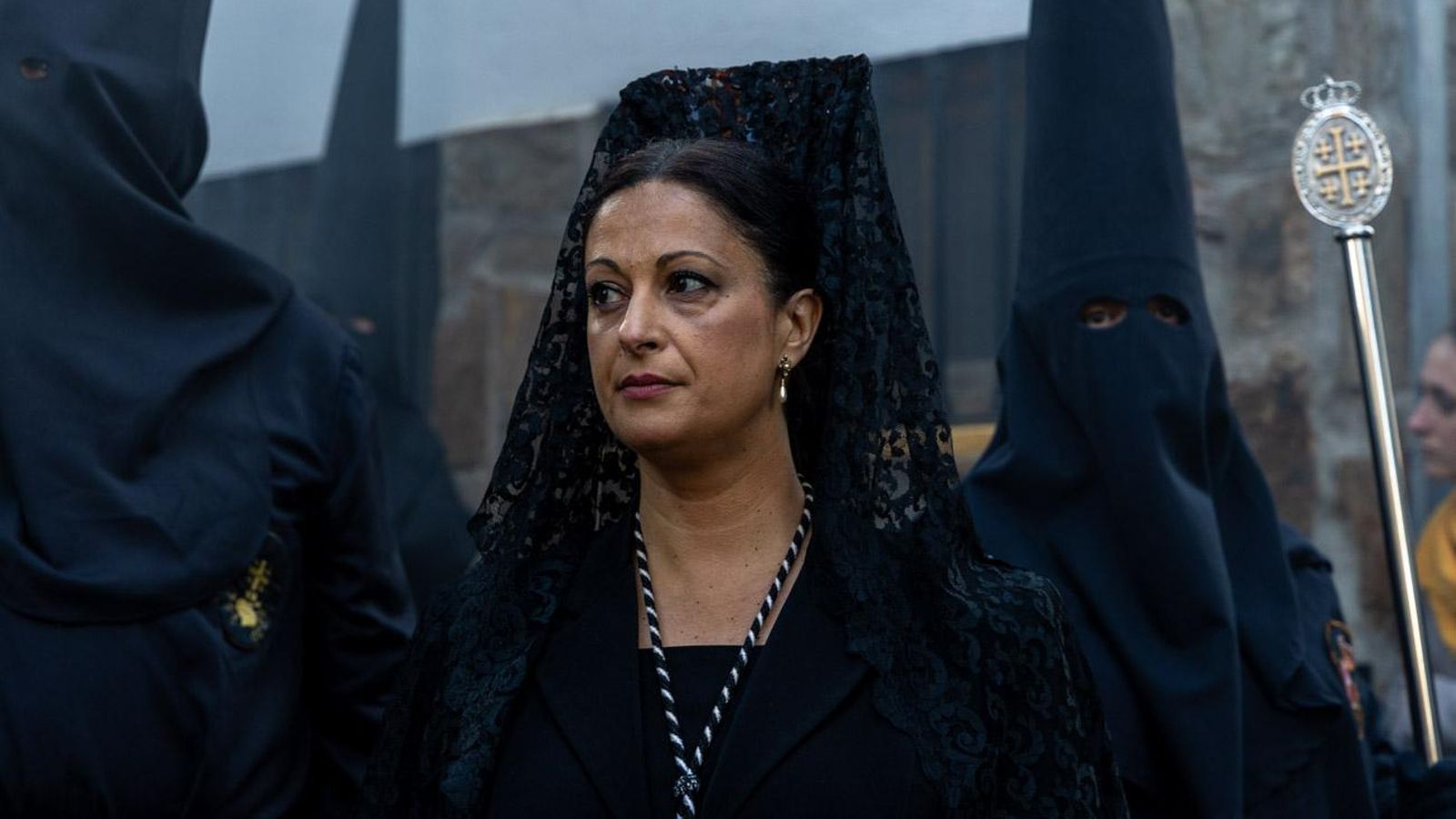 Luto y duelo en la noche del Viernes Santo, en imágenes