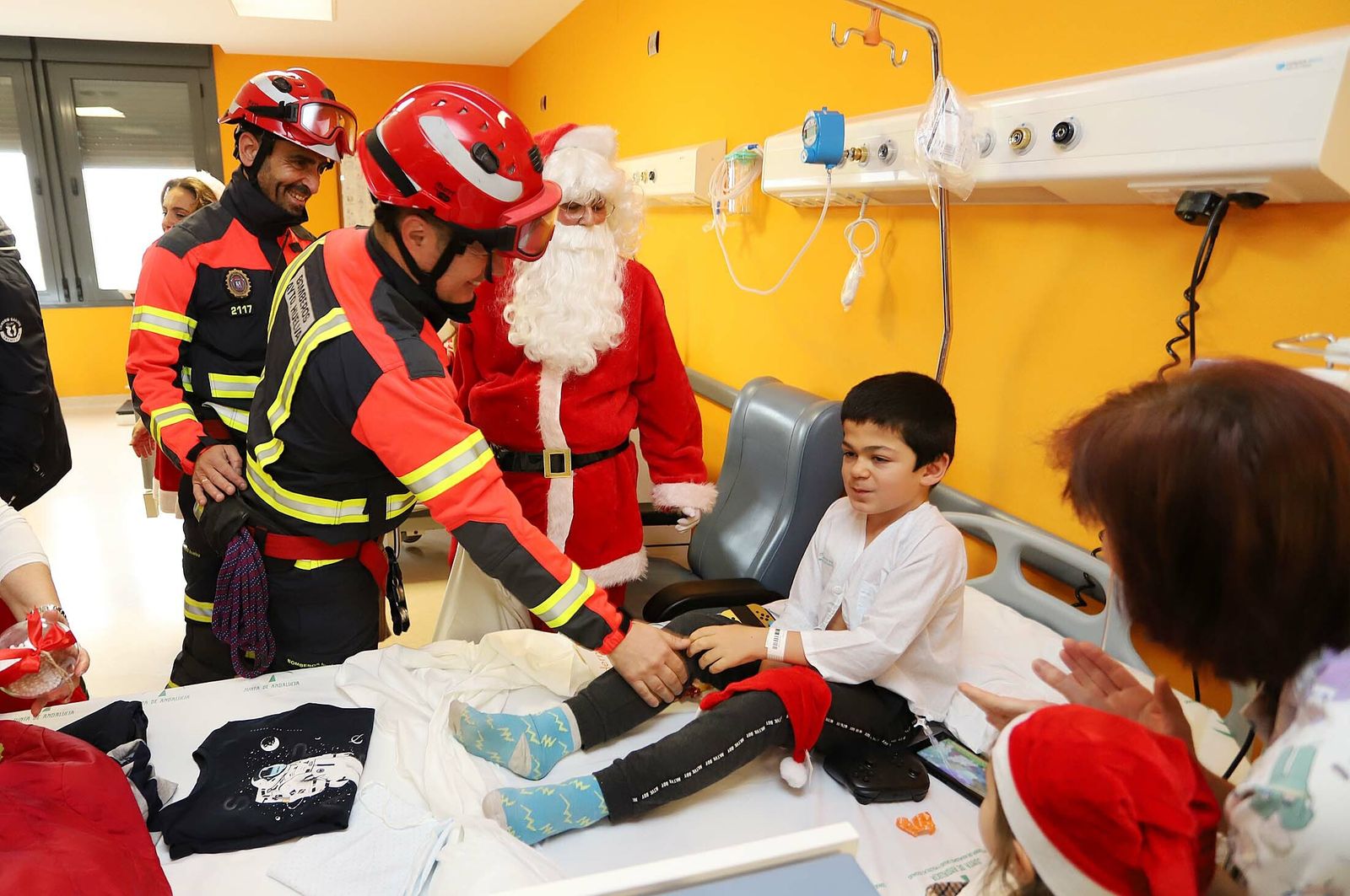 Imágenes de la visita de Papá Noel a los niños del hospital Juan Ramón Jiménez