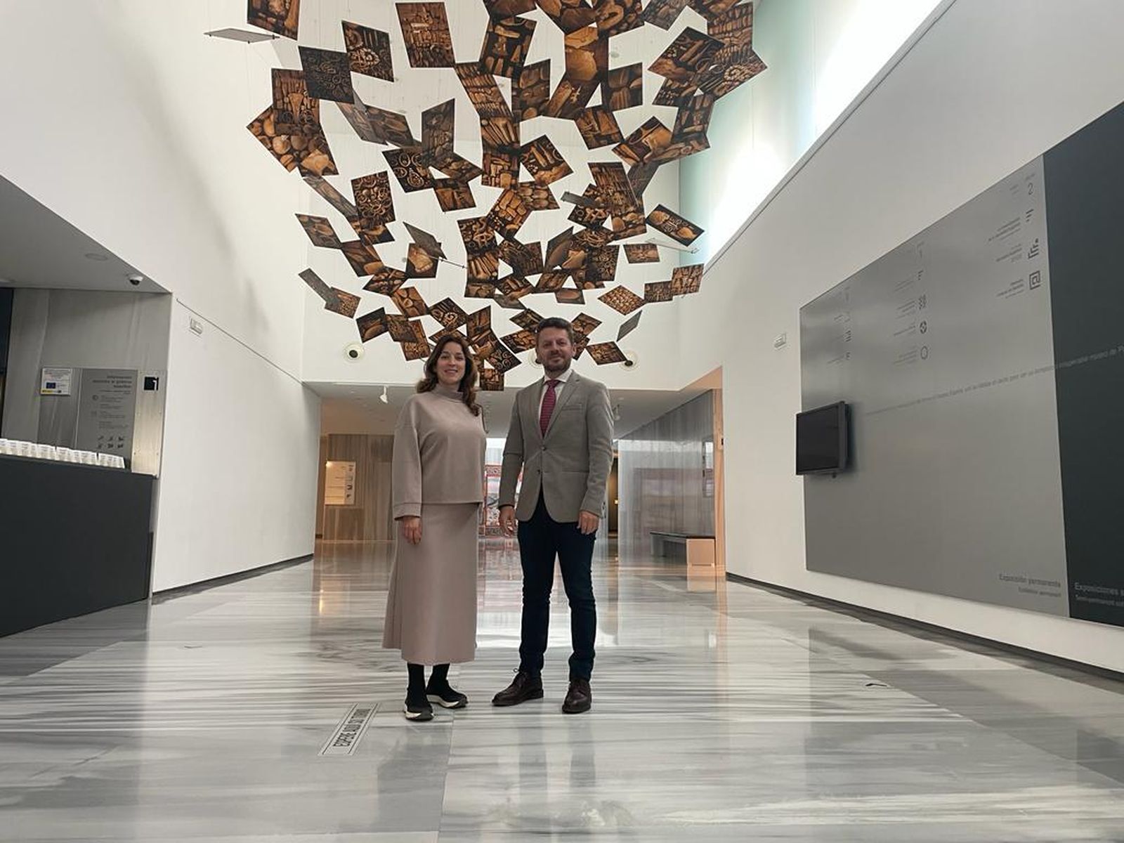 Tania Fábrega acompañada de José Vélez en el Museo.