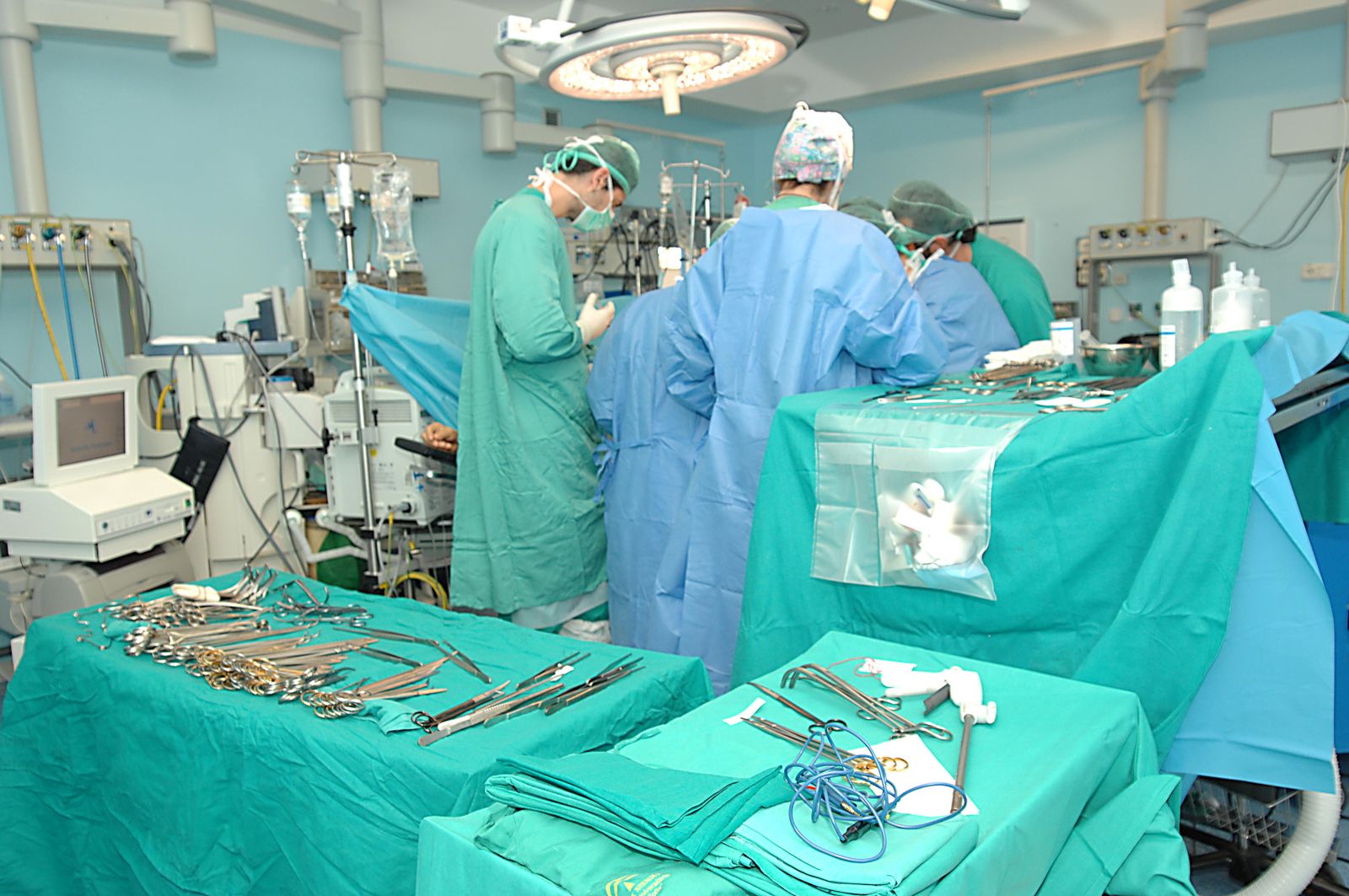 Un equipo quirúrgico durante una operación.