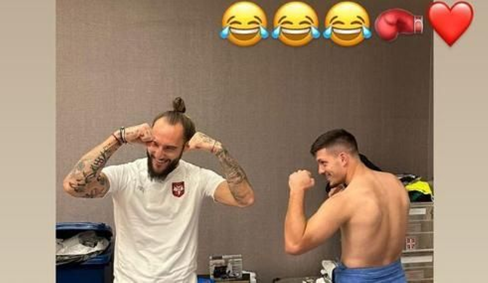 Gudelj y Jovic posan como si fueran a iniciar un compate de boxeo en el Instagram del sevillista.