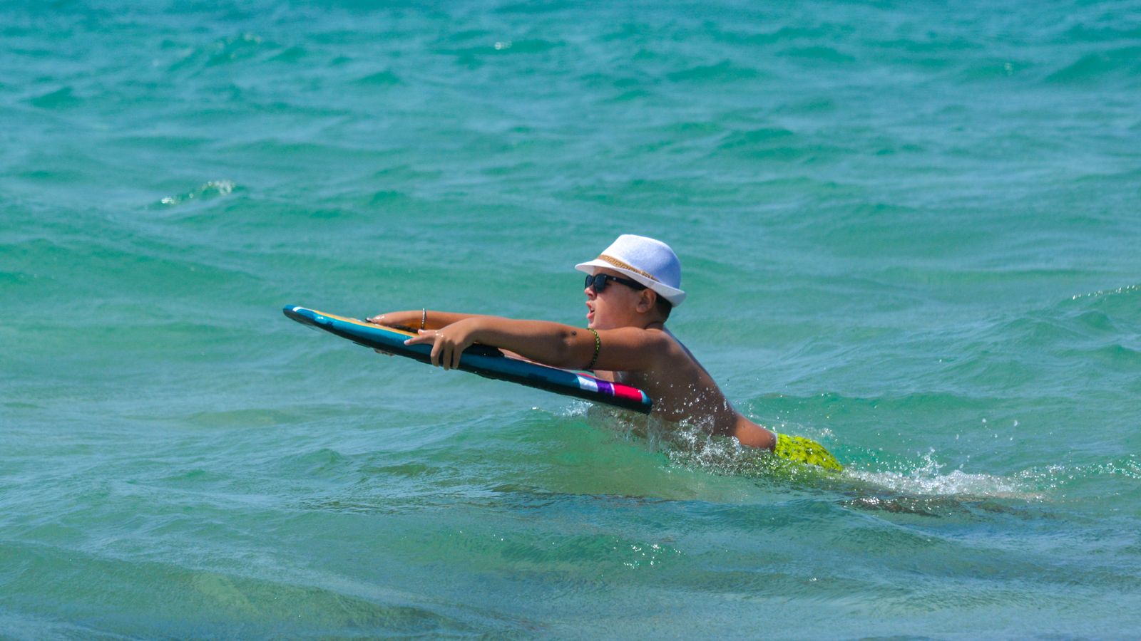 Día de sol y viento en la playa de Bolonia