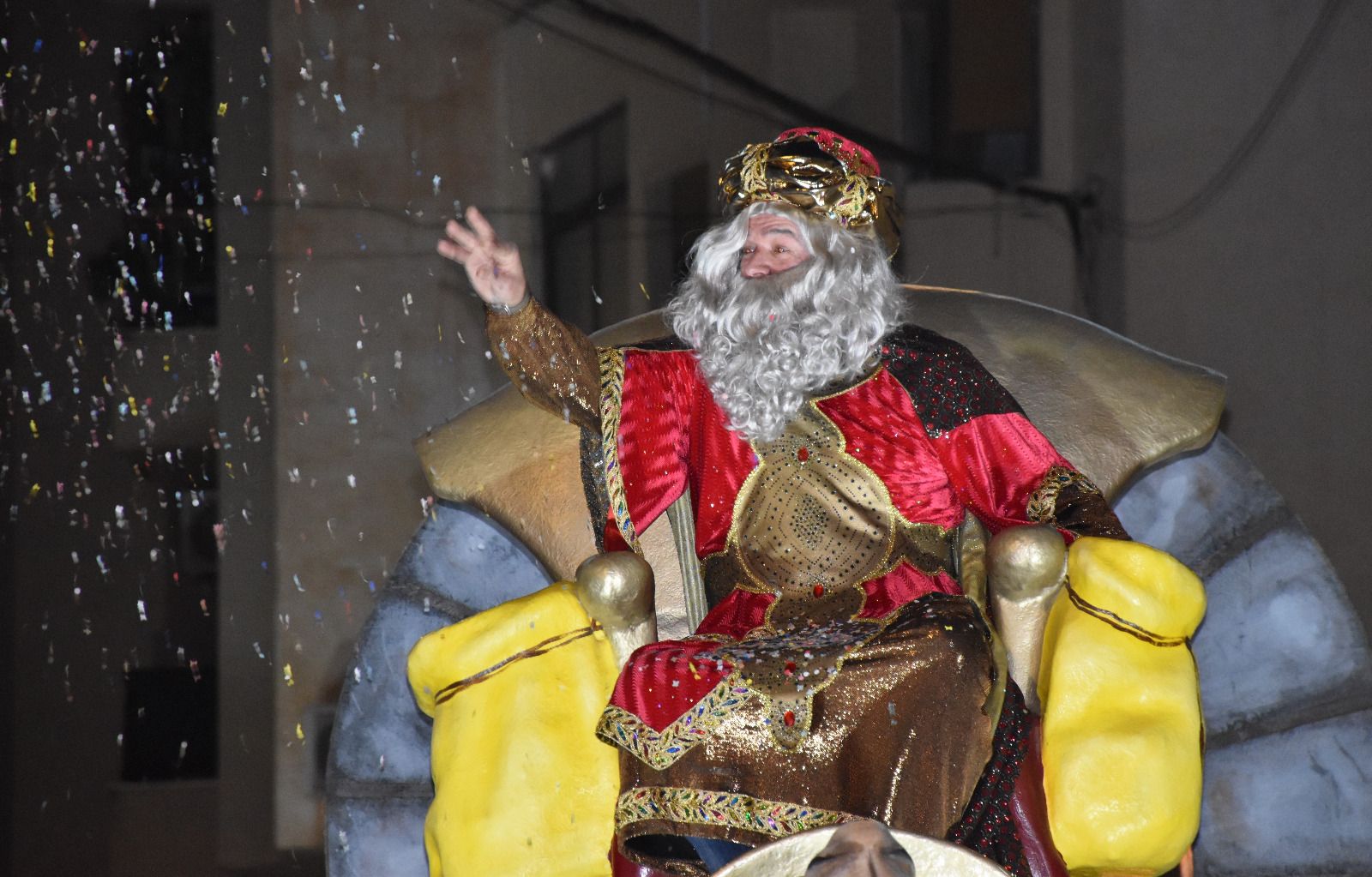 Macael desborda ilusión en la visita de los Reyes Magos: la cabalgata, en imágenes