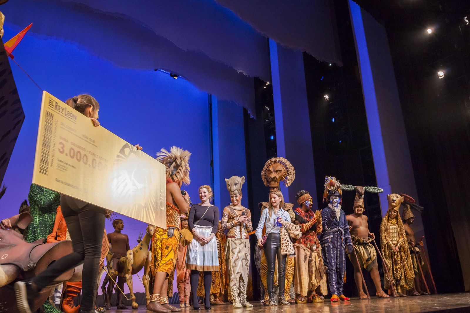 1. Inma Granero, acompañada por su hermana Eva, recibe un título simbólico como espectadora tres millones. 2. Ambas hermanas, tras la sorpresa, en la recepción del hotel. 3. Parte del elenco, con las hermanas Granero.