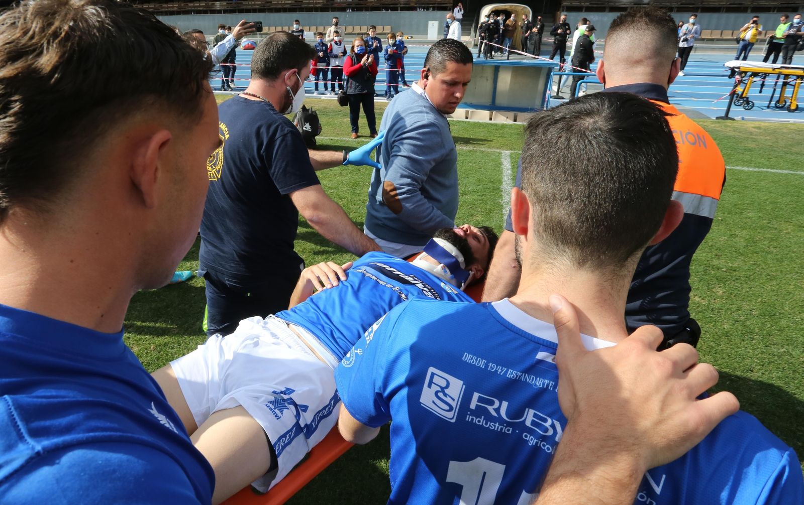 Borja fue evacuado de Chapín en camilla tras sufrir una caída  y dañarse el cuello.