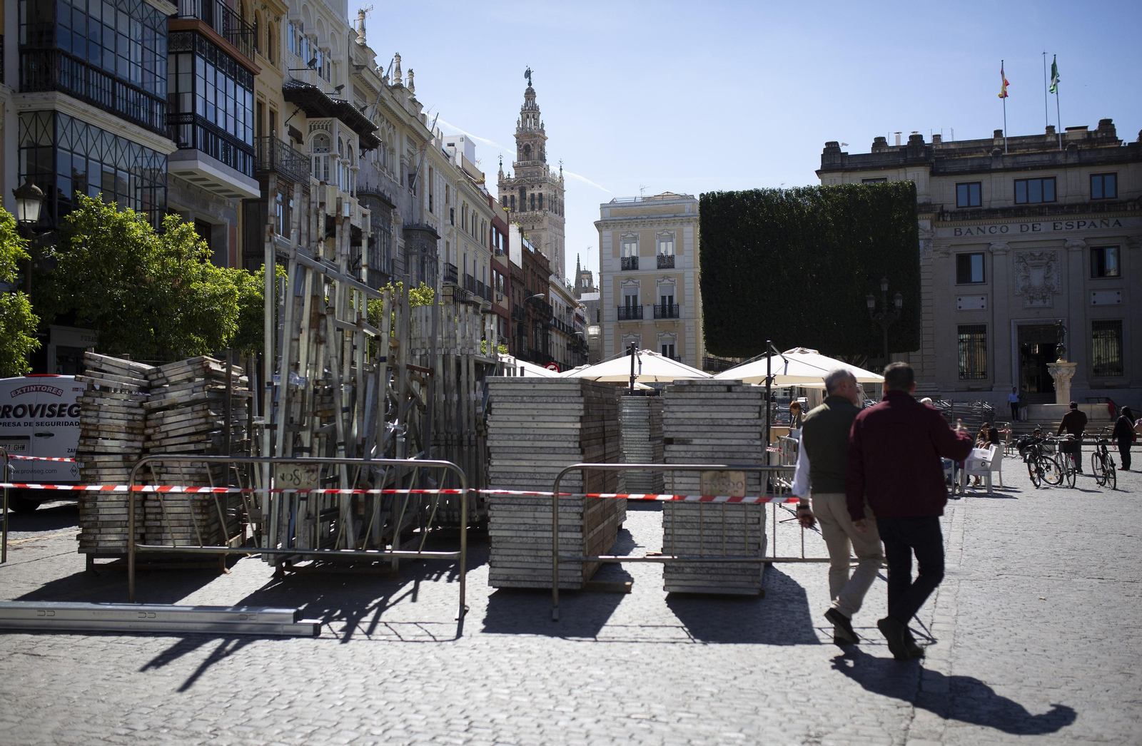 Los palcos llegan a la Plaza de San Francisco.