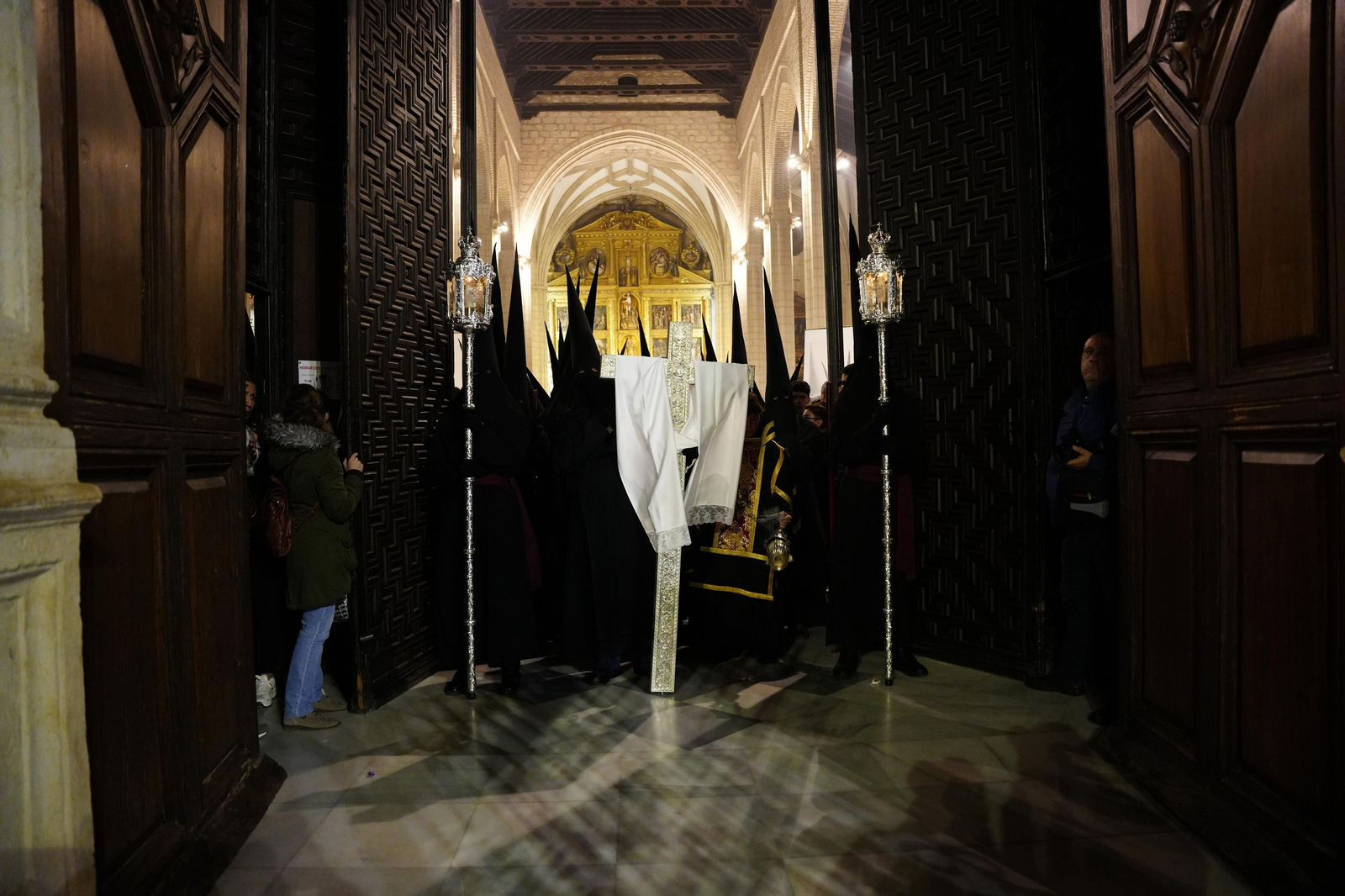 Martes Santo en Lucena: Las procesiones del Carmen, Servitas y Amor y Paz, en imágenes