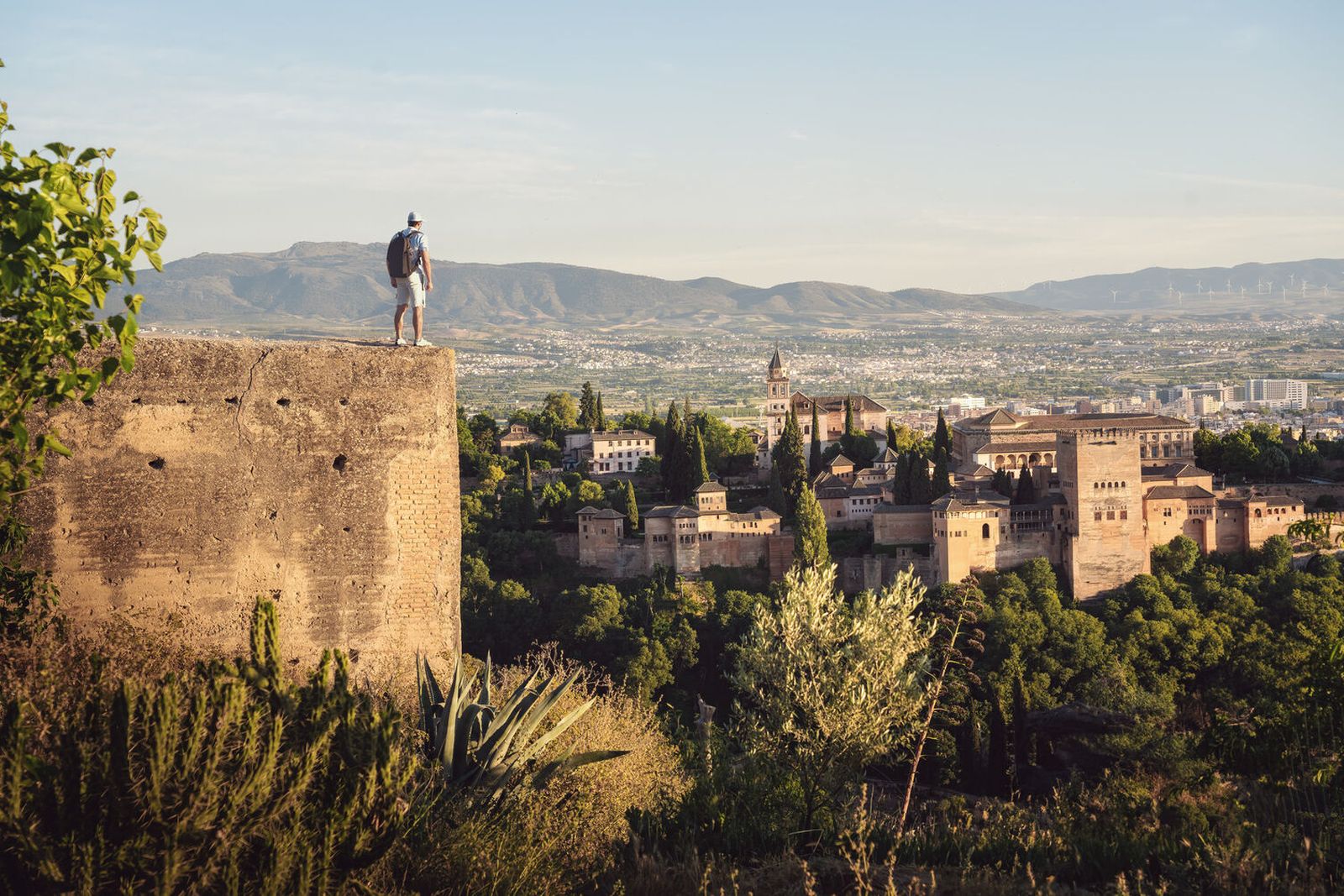 Un turista observa la Alhambra