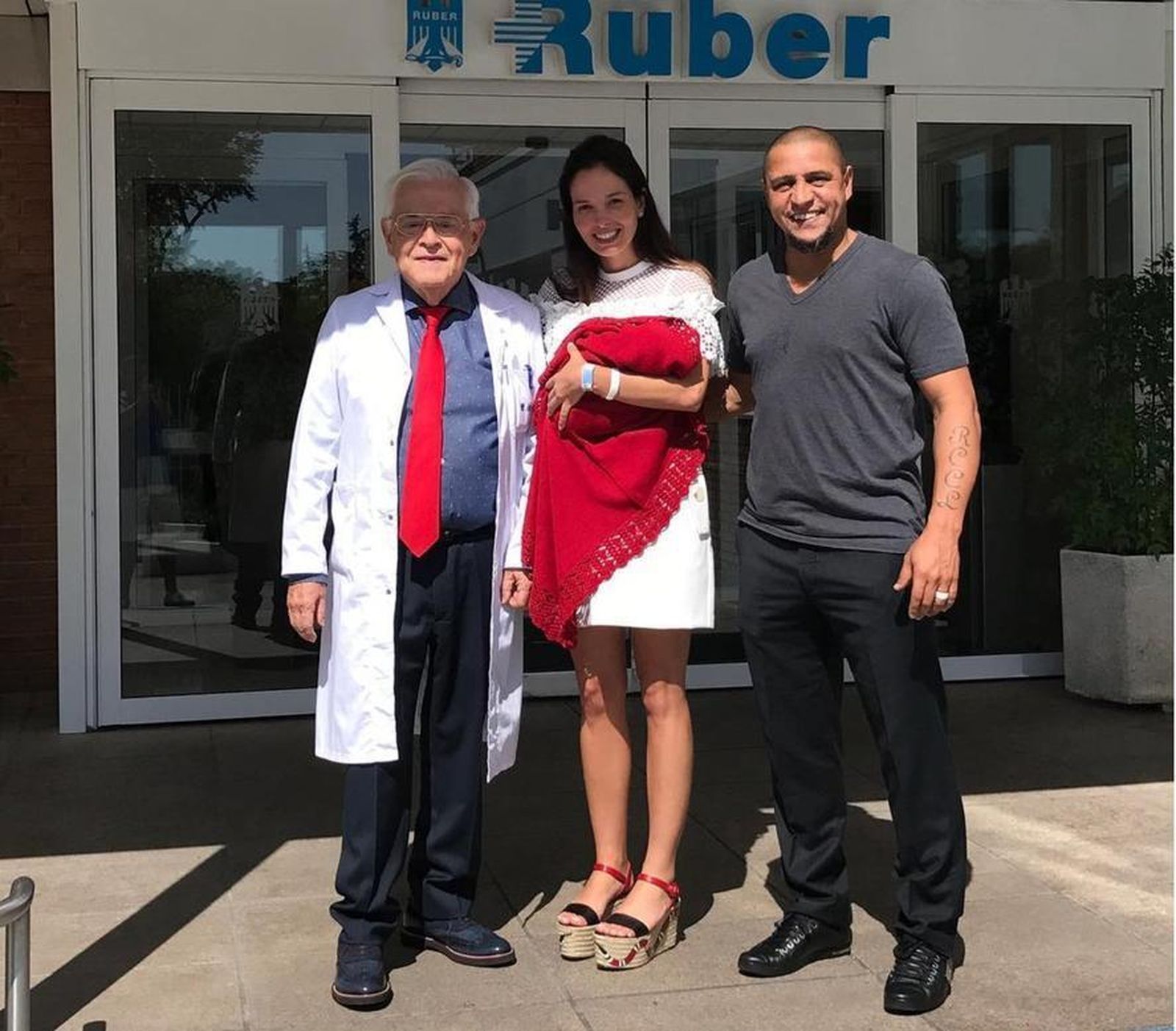 El futbolista Roberto Carlos presenta a su novena hija.