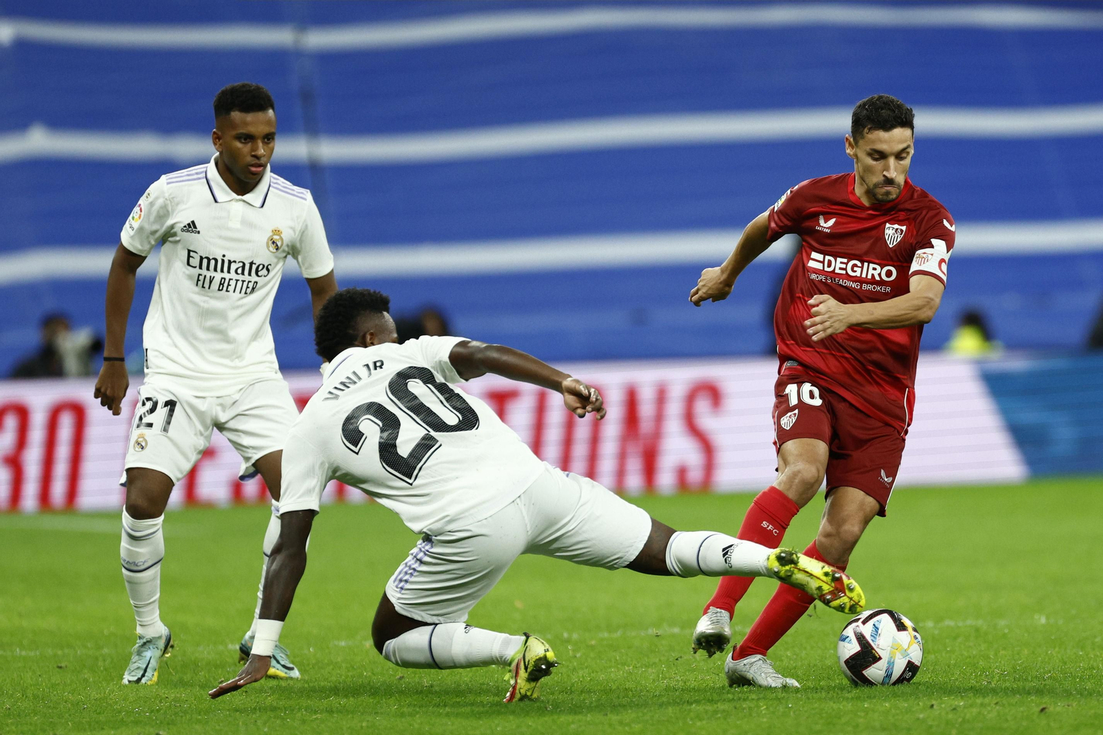 Jesús Navas recorta a Vinícius ante Rodrygo en el último Real Madrid-Sevilla (3-1).