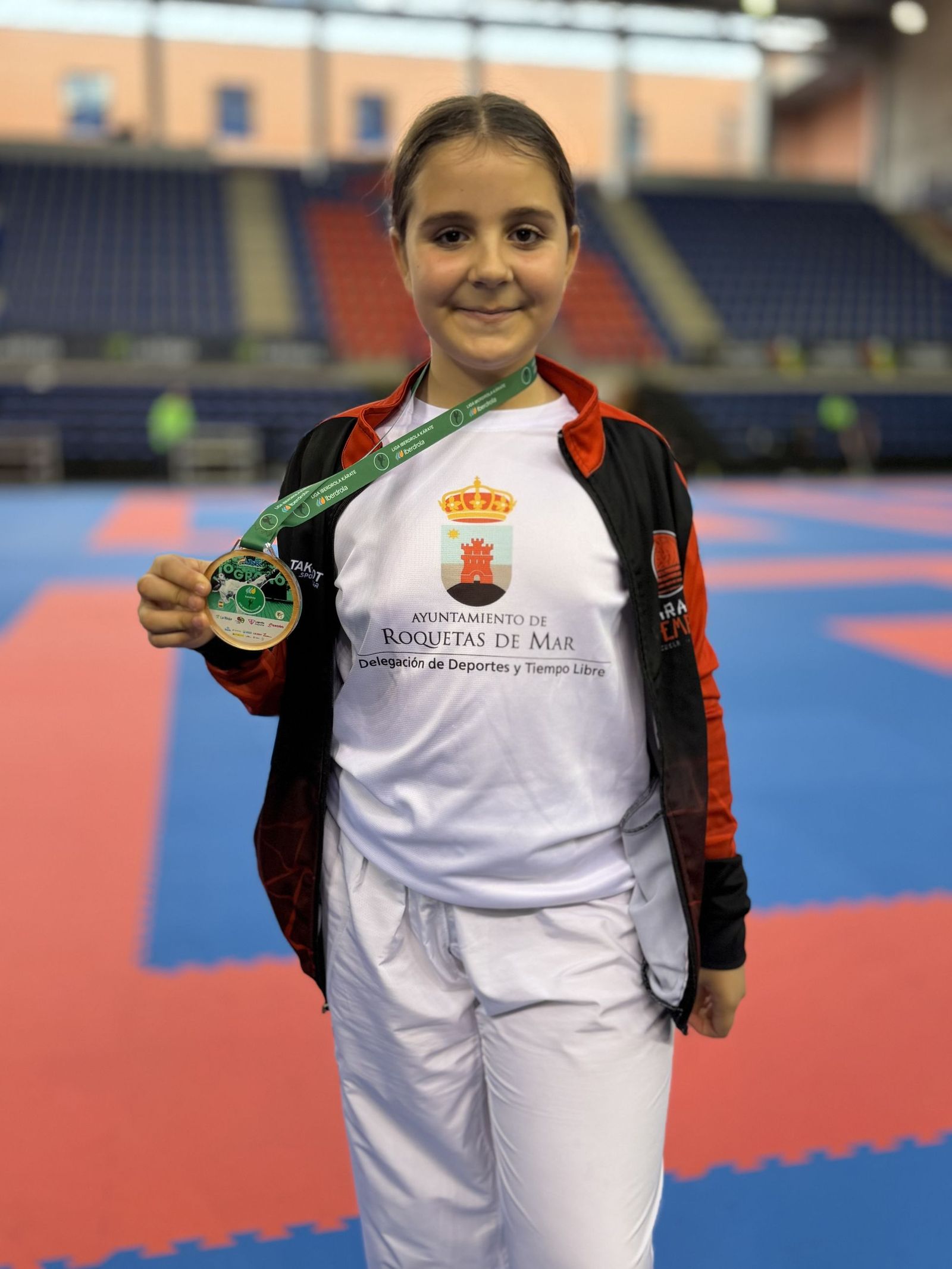 La karateca roquetera posa con la medalla de bronce lograda el pasado fin de semana en Logroño.