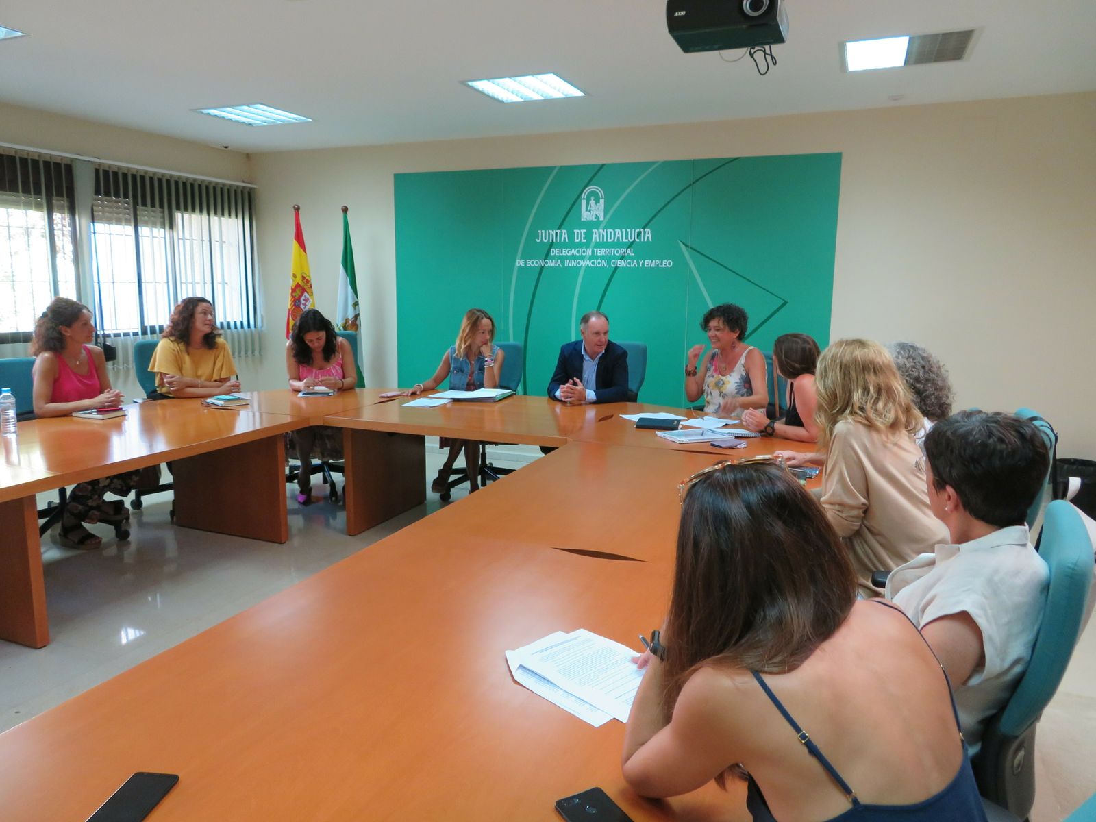 Reunión de la Junta con los directores de Escuelas Taller y Talleres de Empleo de Huelva .