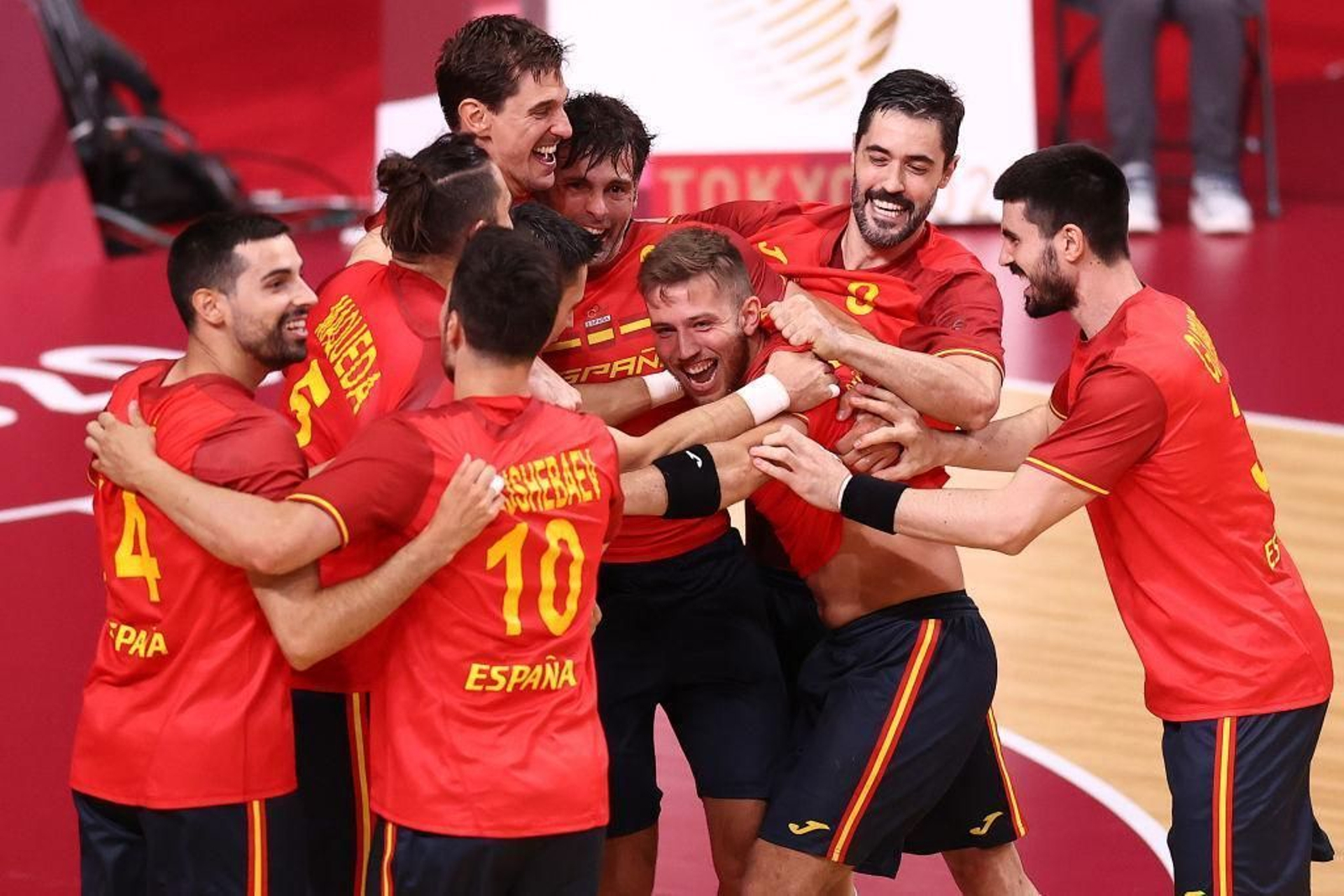 Los jugadores de la selección española celebran en la pista.