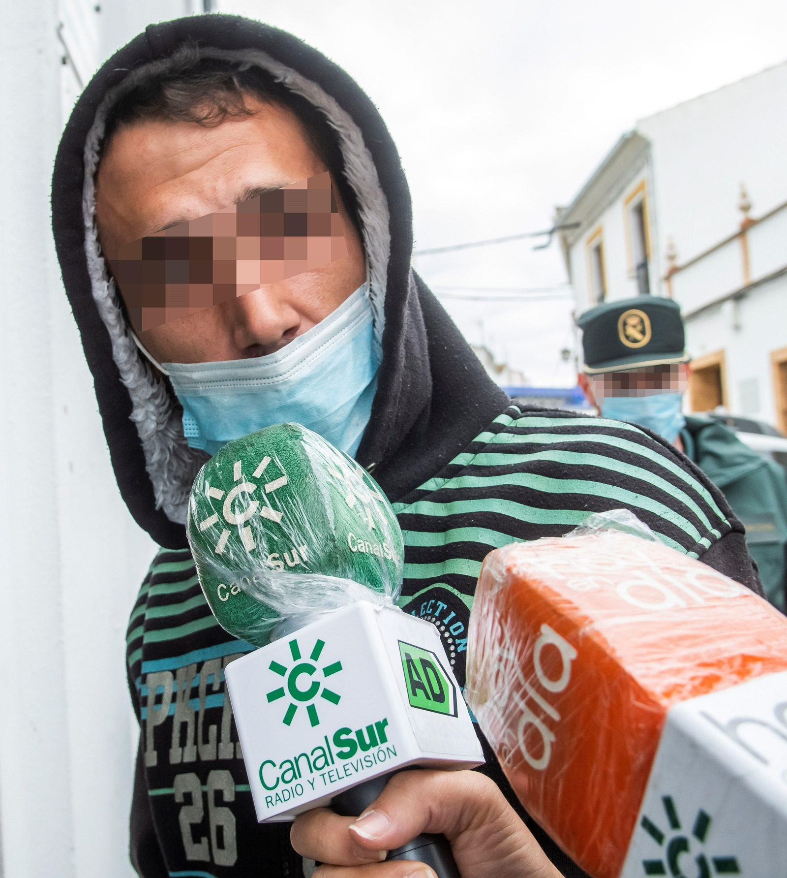 El Varita atiende a la prensa.