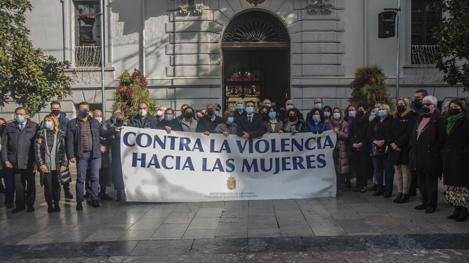 Minuto de silencio en la plaza del Carmen, a las puertas del Ayuntamiento de Granada