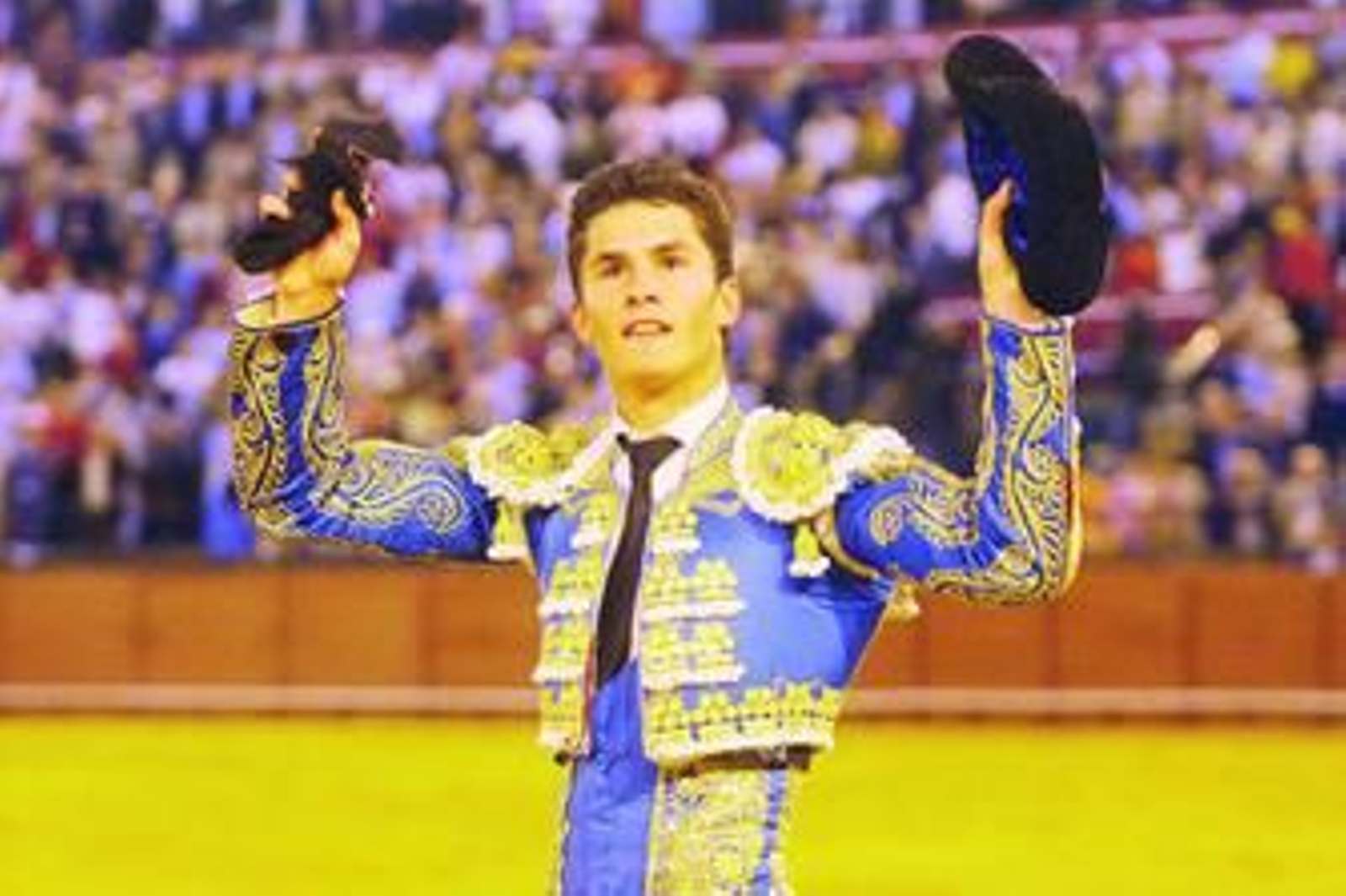 Daniel Luque da la vuelta al ruedo, con la oreja cortada al sexto toro. Daniel Luque da la vuelta al ruedo, con la oreja cortada al sexto toro.