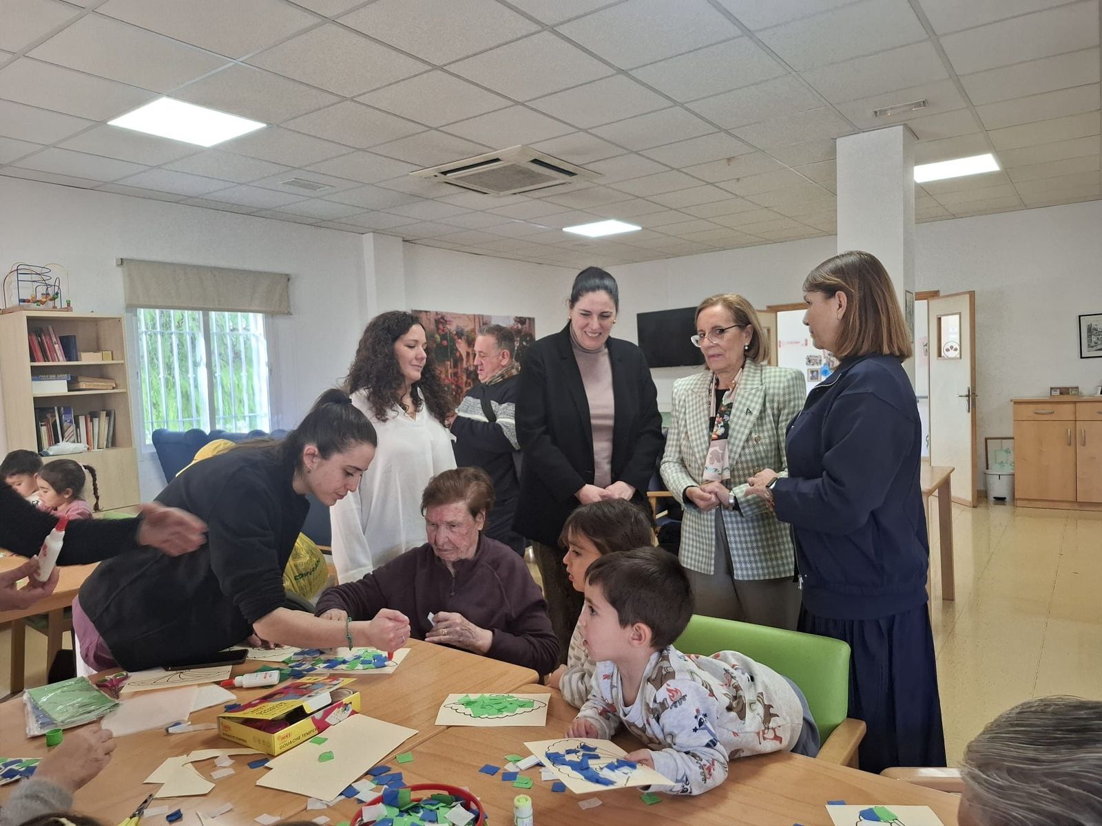Imagen de la visita de la delegada de Inclusión Social, Juventud, Familias e Igualdad de la Junta a los servicios de Atarfe