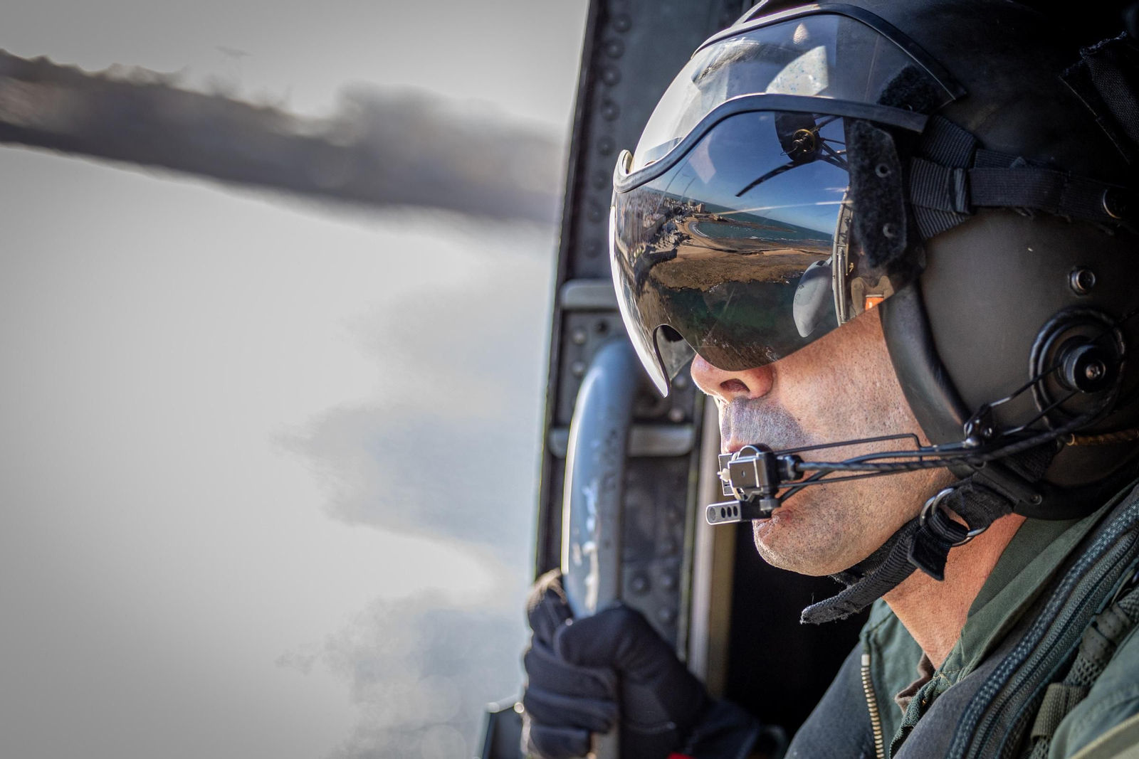 Imágenes del vuelo de despedida de los 'Sea King'  de la Quinta Escuadrilla de la FLOAN de la Armada por la Bahía de Cádiz