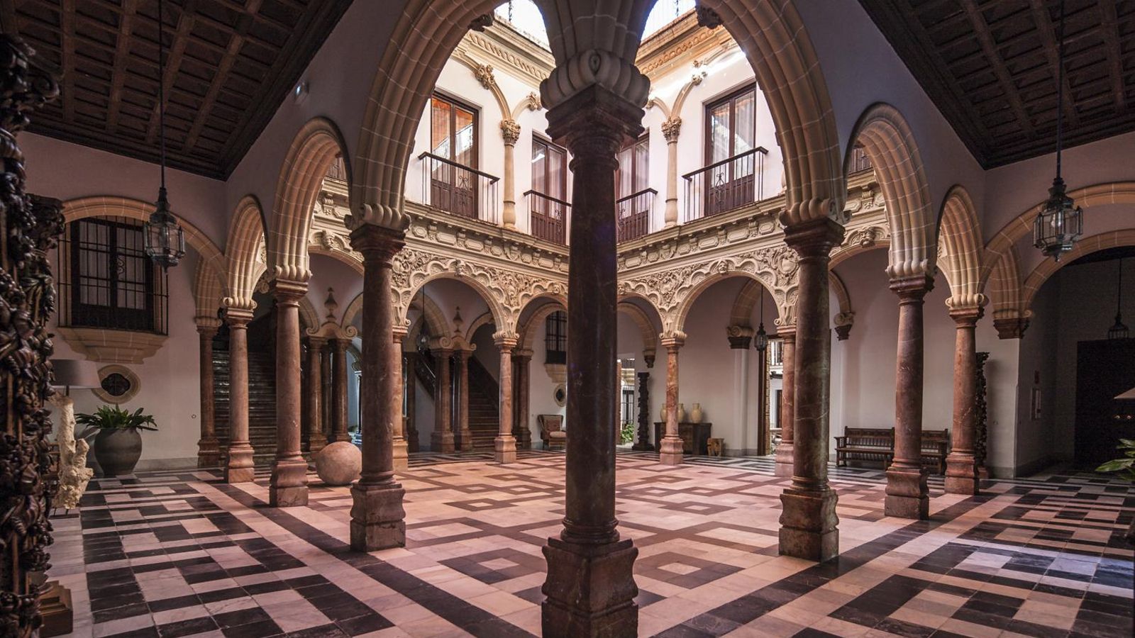 El patio de columnas, con mármol rojo de la Toscana, otro de sus emblemas.