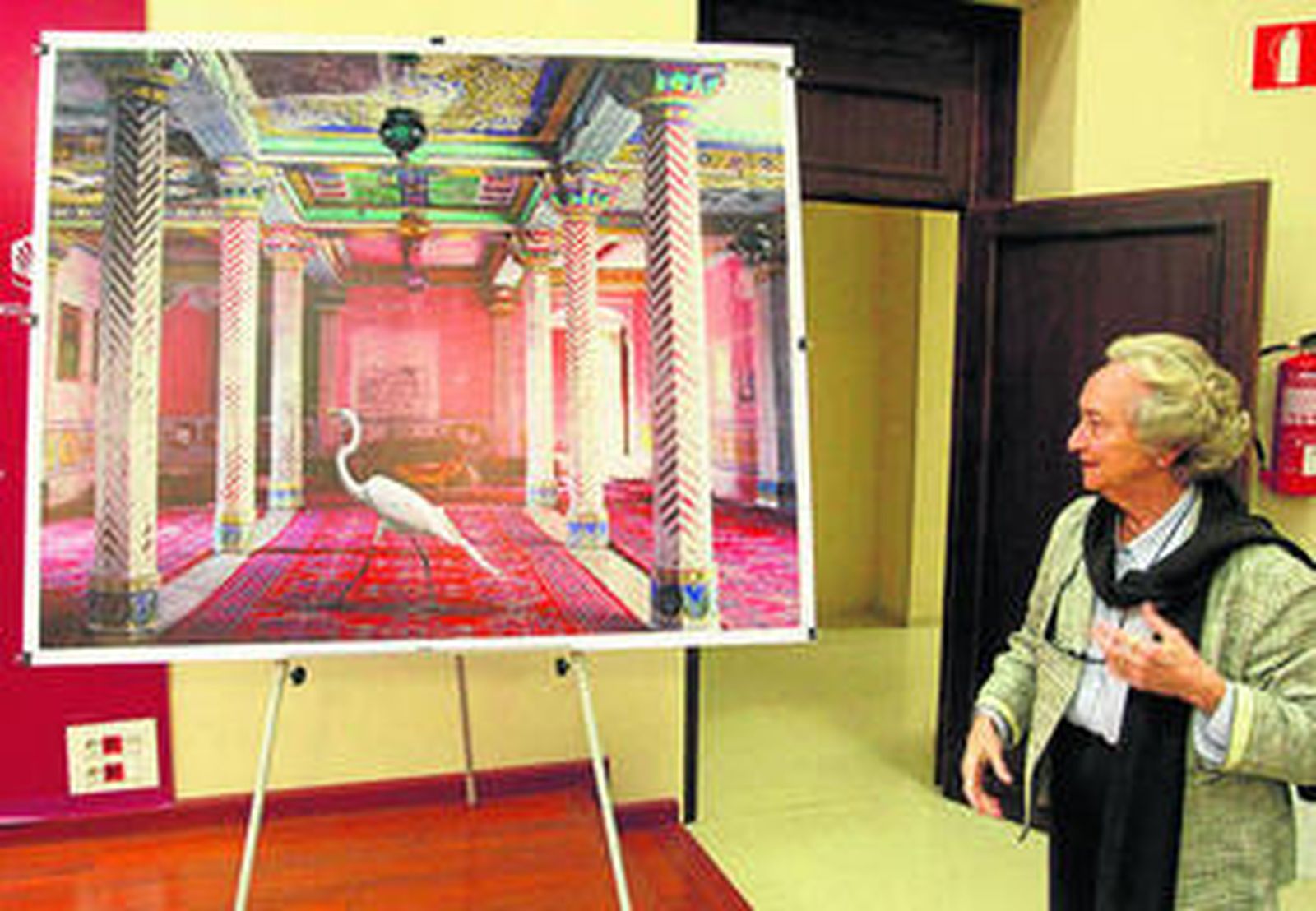 Pilar Citoler contemplando una de las obras presentadas a un concurso que ella organiza.