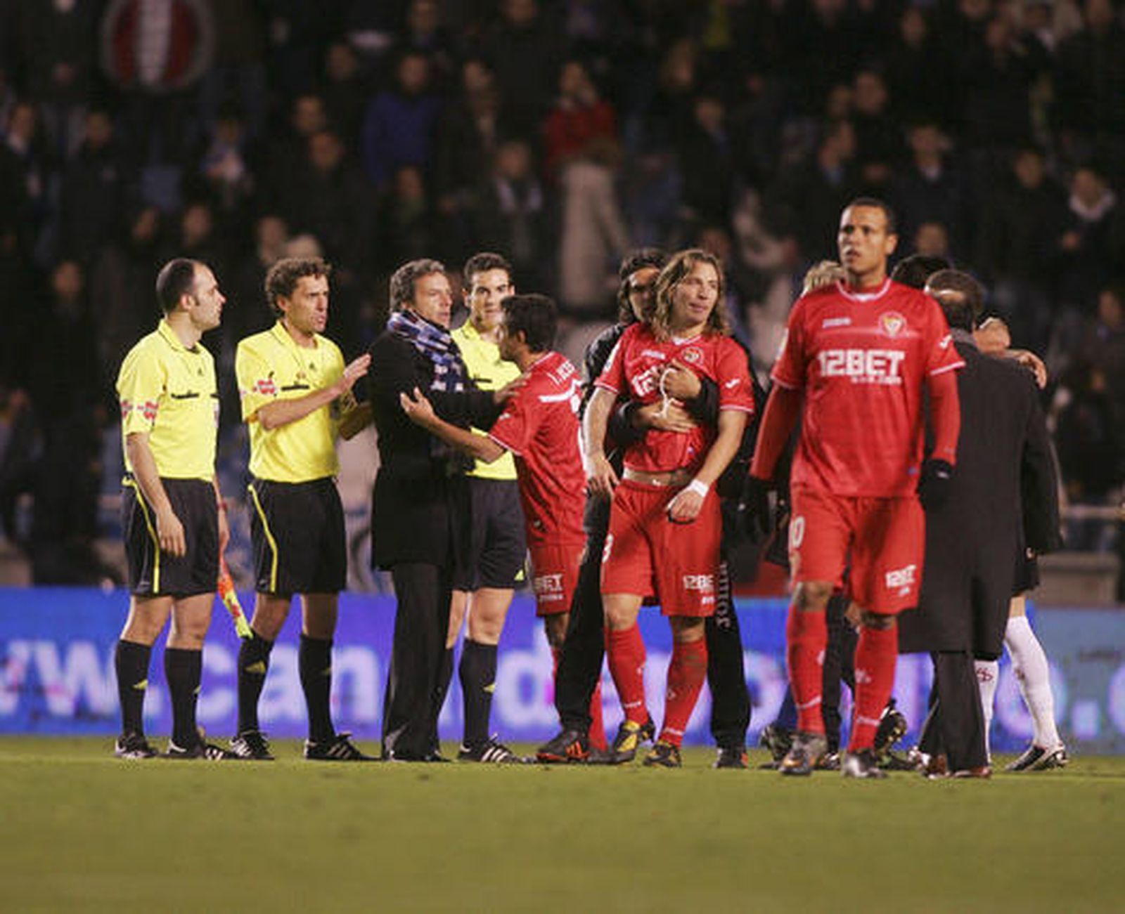 Los jugadores se enfrentan a los árbitros tras el polémico gol de Laure.

Foto: 13foto