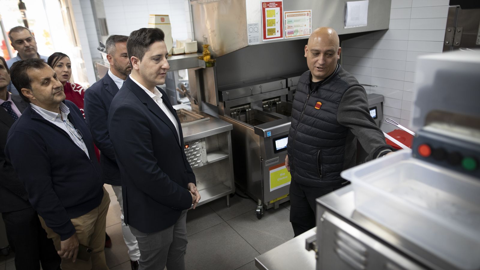Cristian Gálvez durante la visita a las nuevas instalaciones de Burger King en Vegas del Genil.