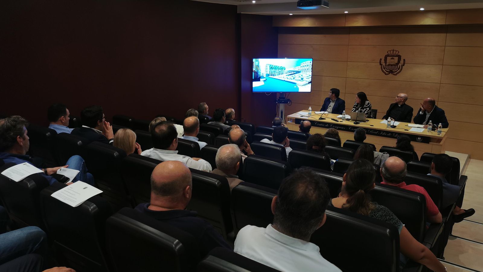 Pleno de hermanos mayores celebrado en el centro de congresos para presentar y votar el proyecto de la Carrera Oficial. Pleno de hermanos mayores celebrado en el centro de congresos para presentar y votar el proyecto de la Carrera Oficial.