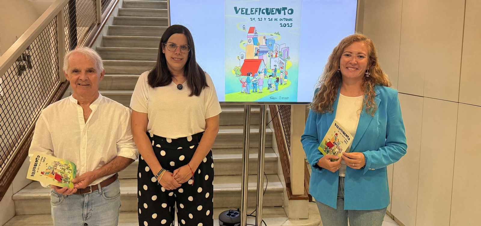 Rafael García, Almudena Morales y María del Mar Segura presentando ‘Veleficuento’.
