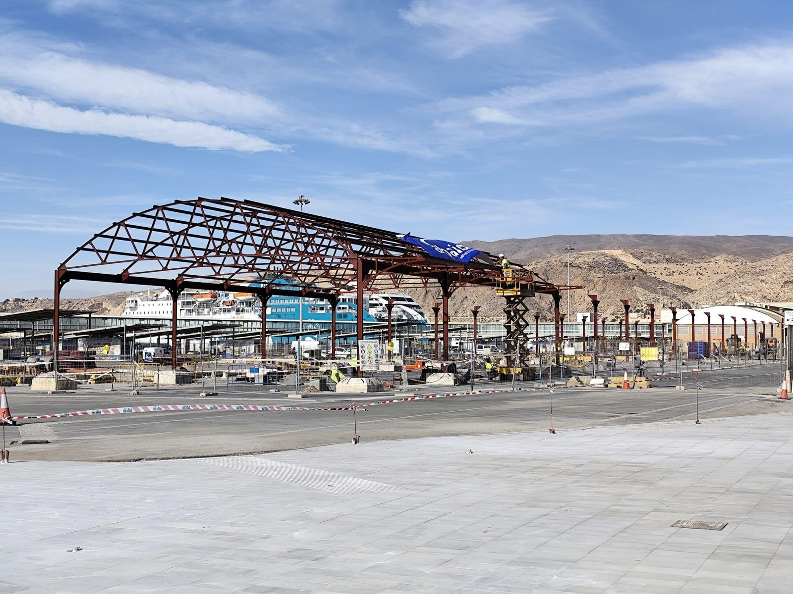 Obras de instalación del tinglado del Puerto de Almería tras su restauración.
