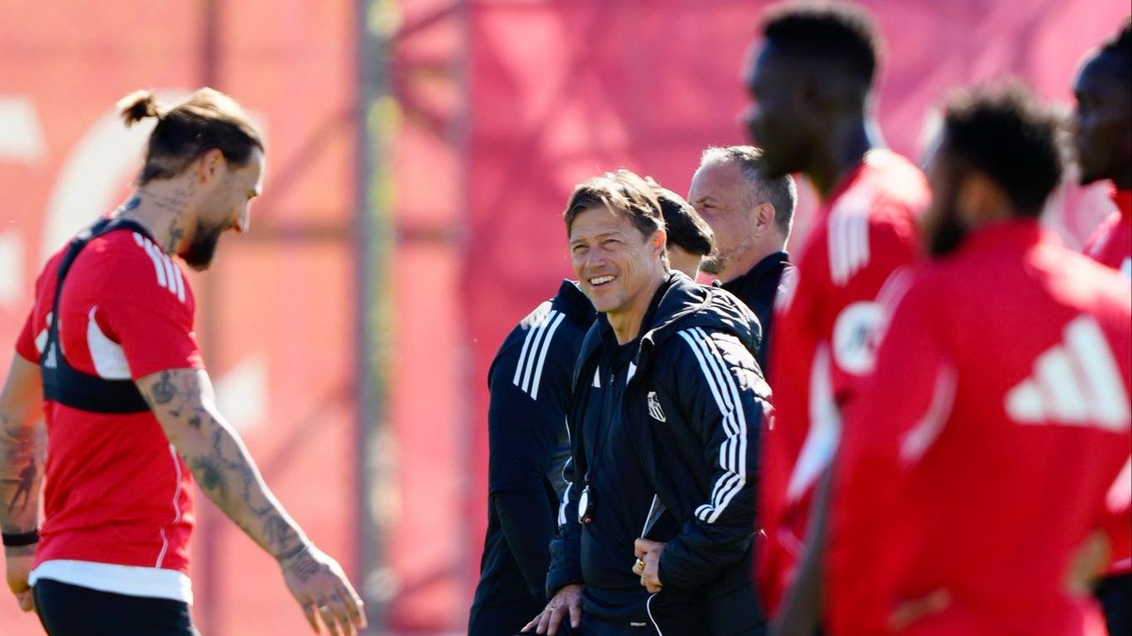 Almeyda con sus jugadores en la última sesión antes del derbi