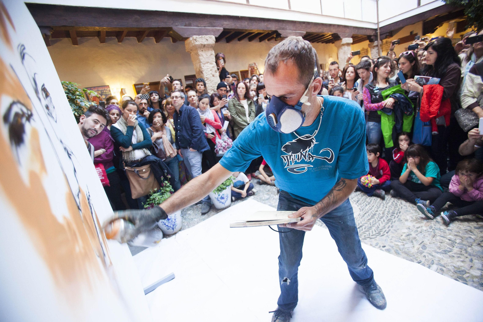 El Niño de las Pinturas recoge en un libro tres lustros de grafitis