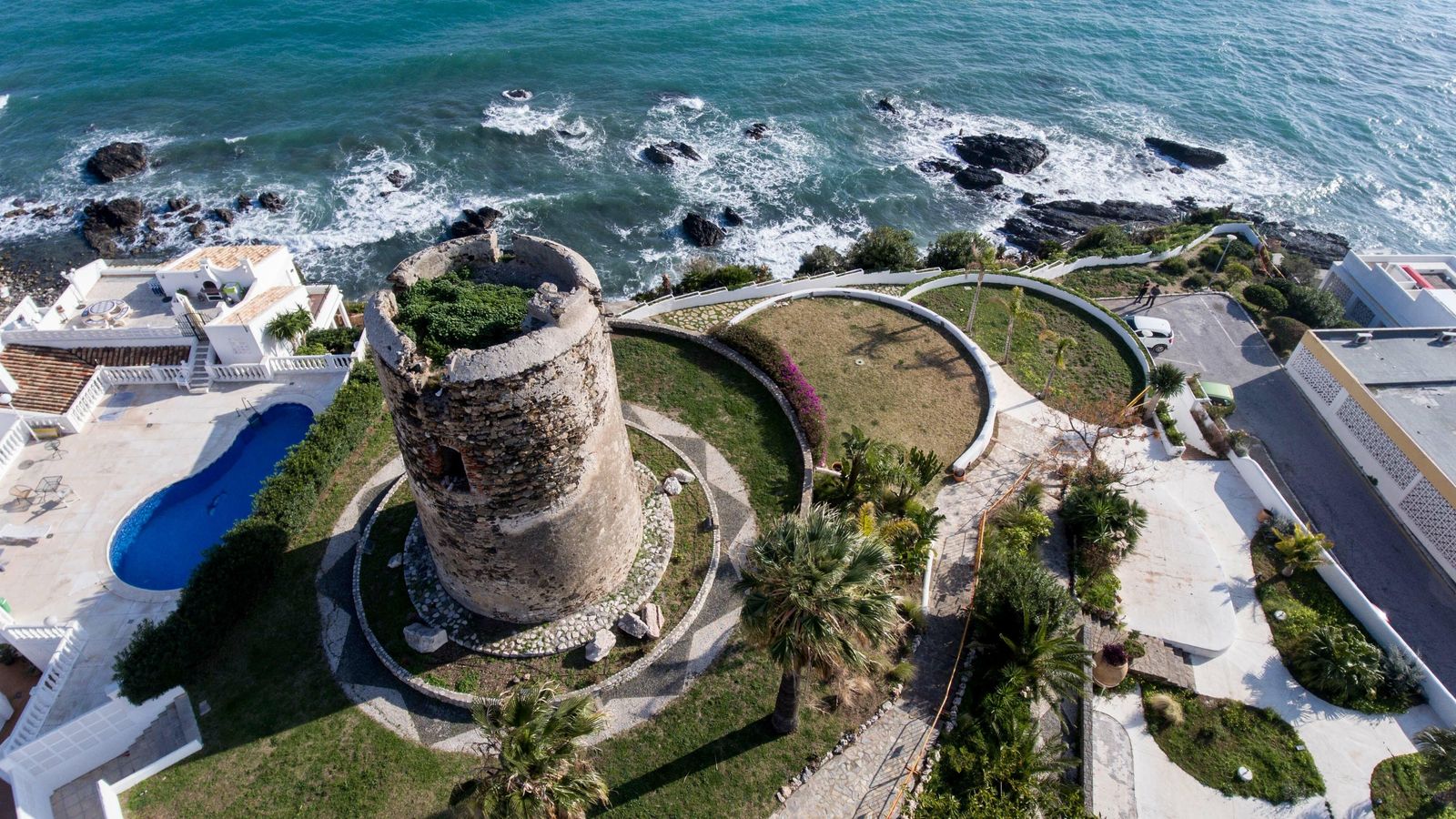 La playa de Torremuelle lleva siglos bajo la atenta mirada de una torre vigía. La playa de Torremuelle lleva siglos bajo la atenta mirada de una torre vigía.