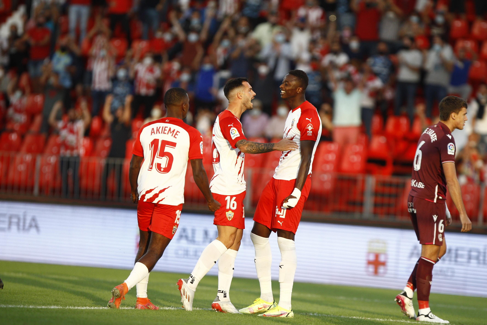 Lazo celebra con Sadiq el 1-0