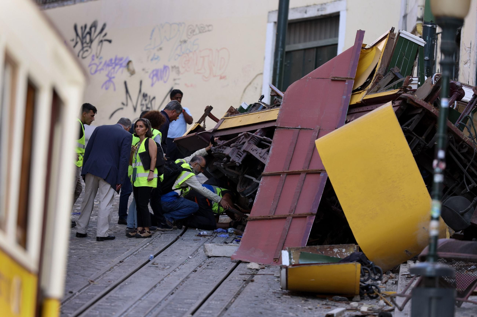 Técnicos analizan el funicular en Lisboa tras el accidente en septiembre.