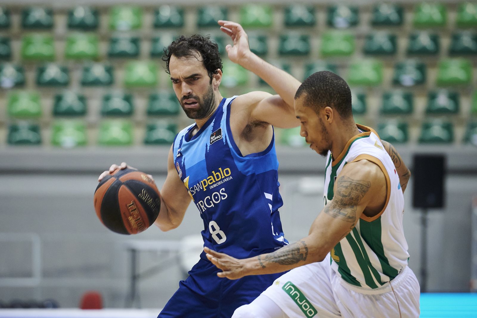Benite ataca ante el bético Randle.
