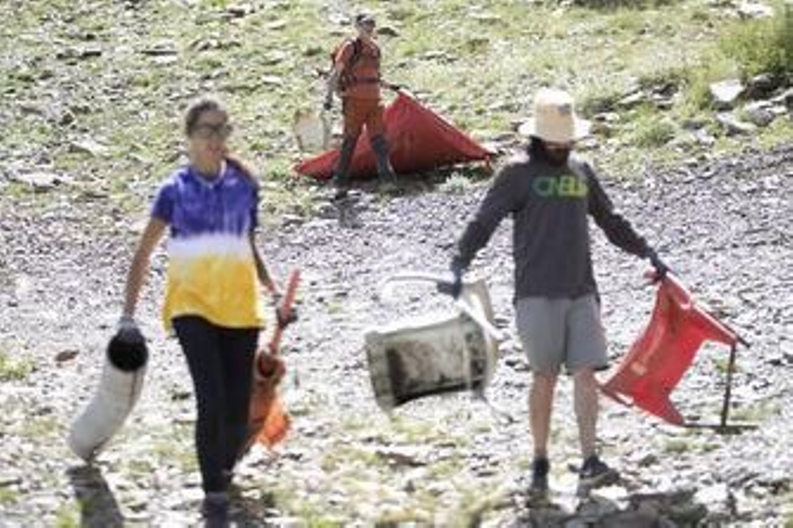 Fotos: así ha sido la jornada de limpieza en las pistas de esquí de Sierra Nevada