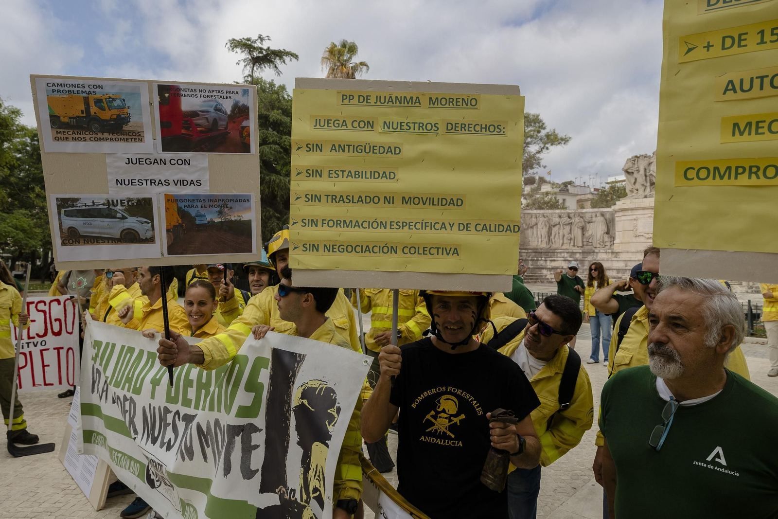 Las imágenes de la manifestación de bomberos y miembros del Infoca en la plaza de España