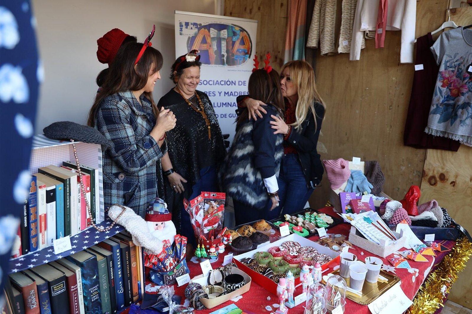 La alcaldesa en uno de los puestos.