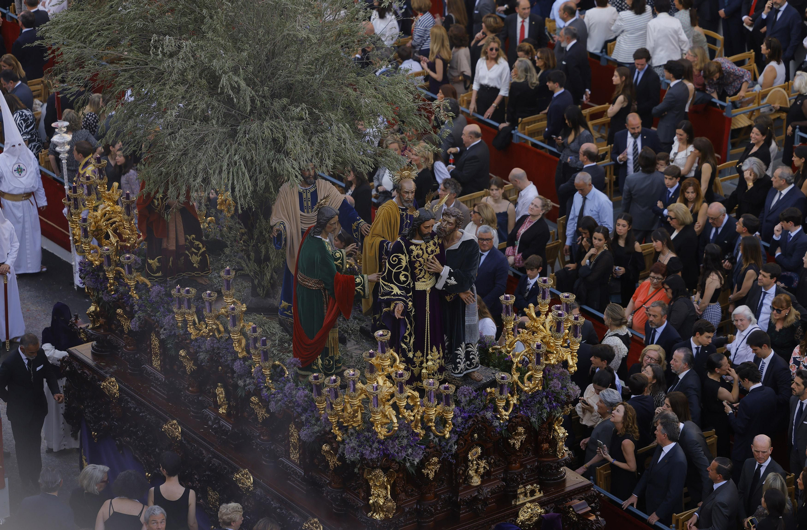 Las imágenes del Santo Entierro Grande, a su paso por la Plaza de San Francisco, en la Semana Santa de Sevilla 2023