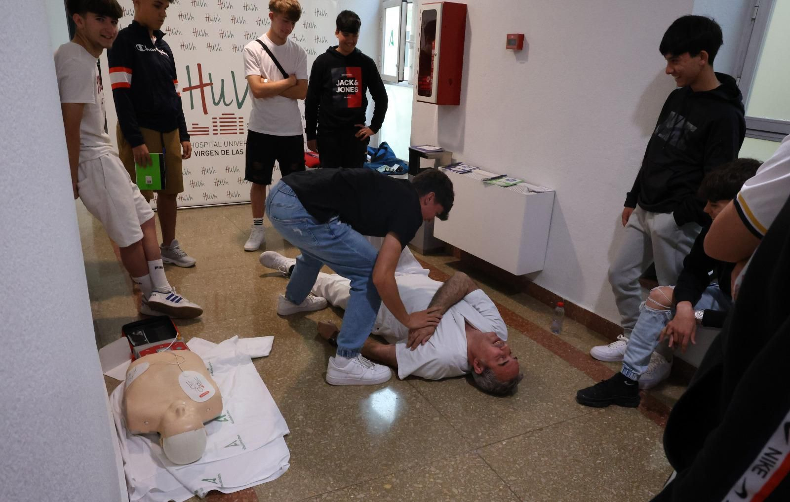 Estudiantes durante una práctica rcp en el Hospital Virgen de las Nieves Estudiantes durante una práctica rcp en el Hospital Virgen de las Nieves