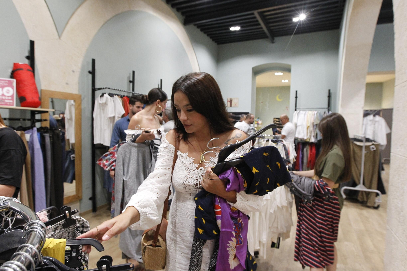 Fotogalería influencers en tienda Koopera Store Caritas Almería