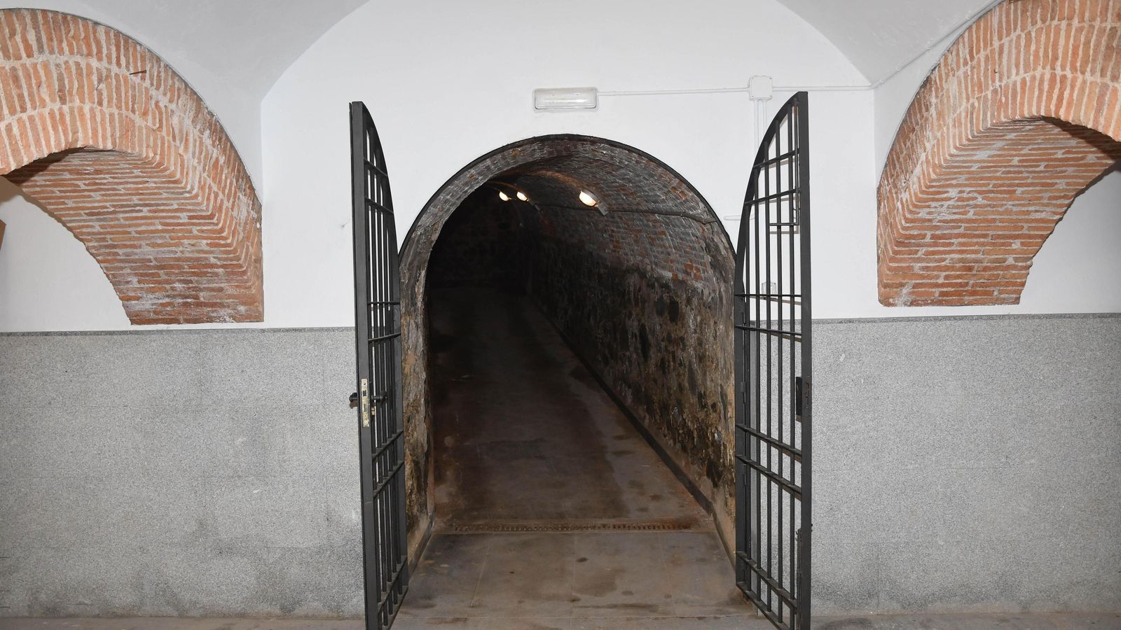 Acceso al refugio antiaéreo.