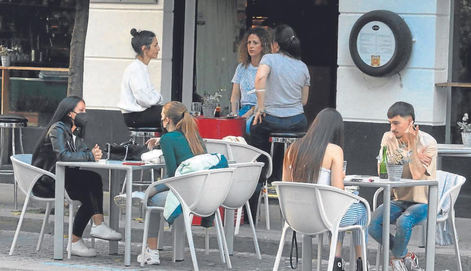 Un grupo de jóvenes en una terraza.
