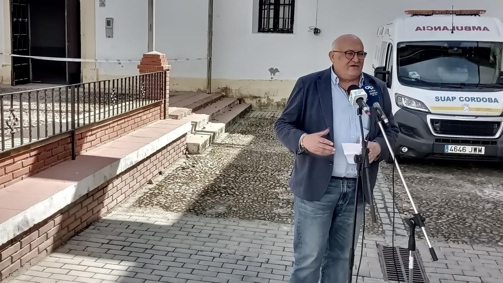 El alcalde presenta el proyecto.