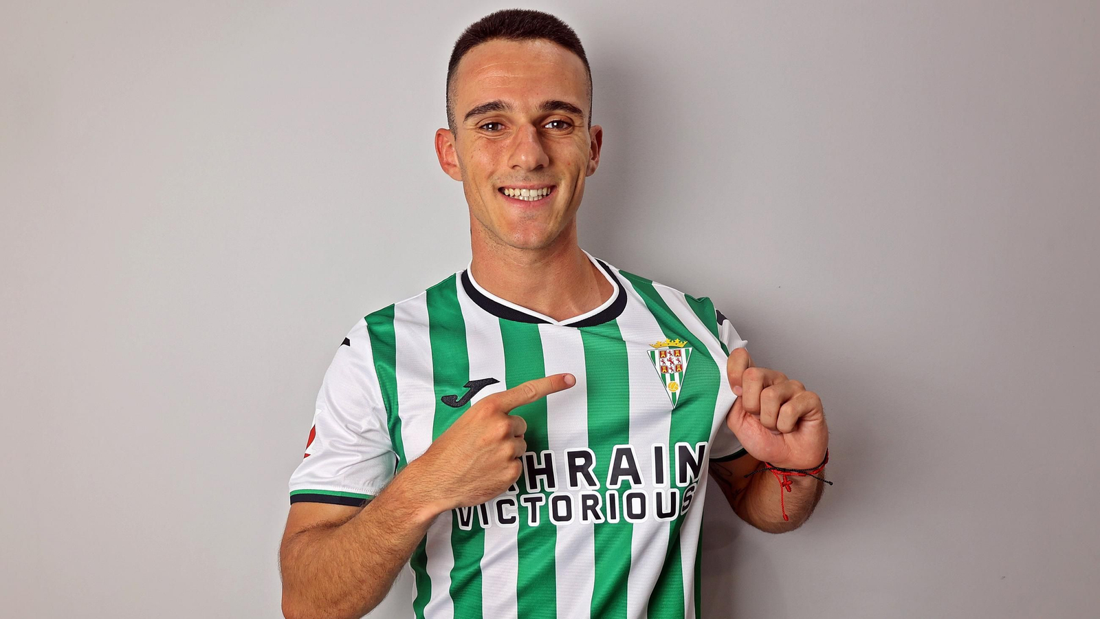 Diego Bri posa con la camiseta del Córdoba CF.