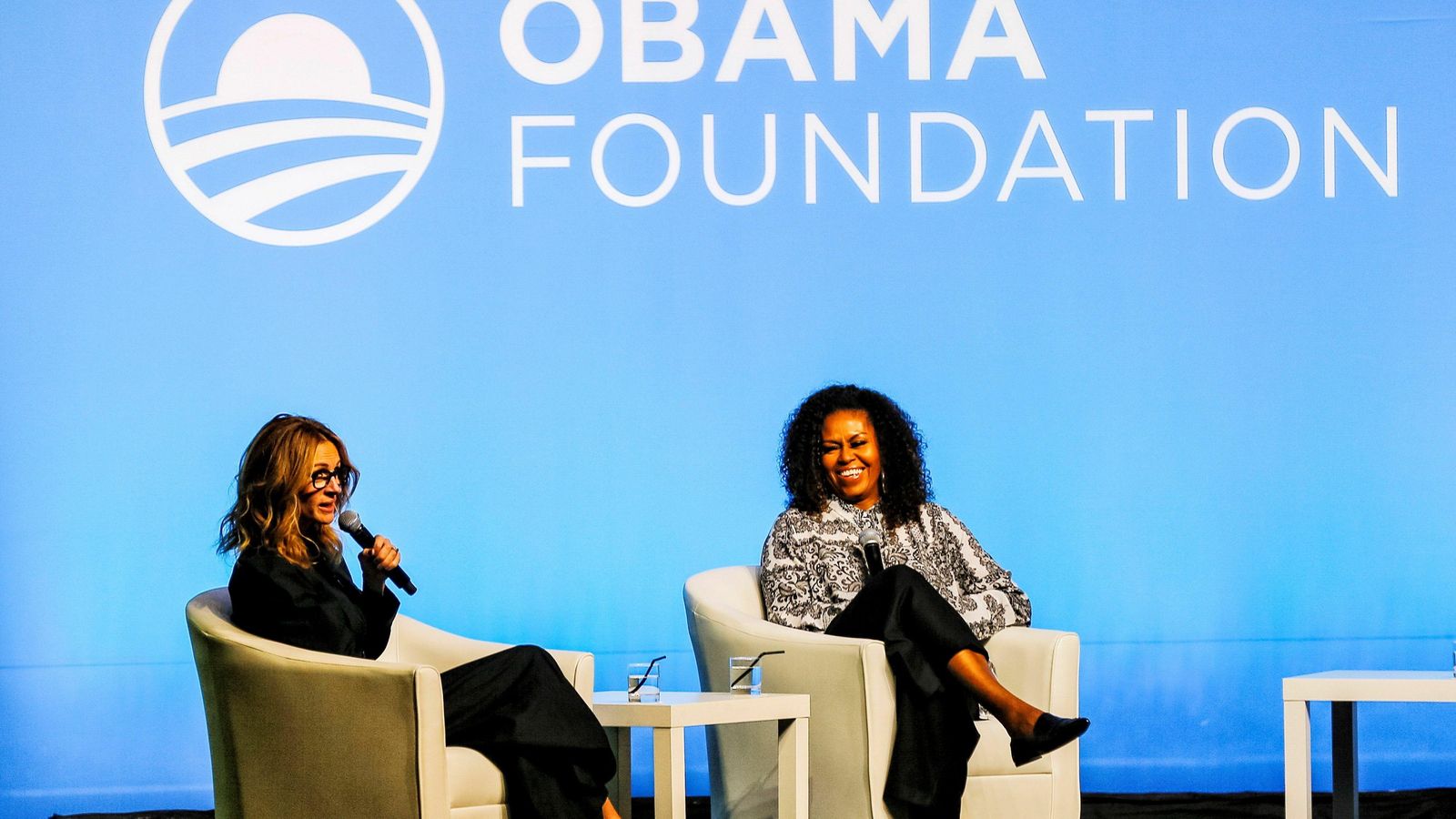 Charla de Julia Roberts y Michelle Obama en Kuala Lumpur, Malasia. Charla de Julia Roberts y Michelle Obama en Kuala Lumpur, Malasia.