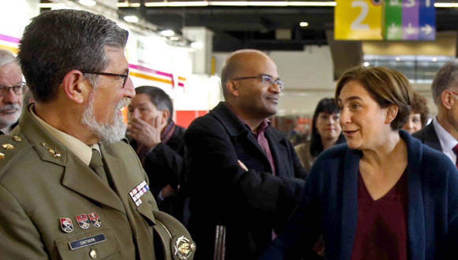 El teniente coronel que habló con Colau respeta su opinión y dice que su estand es uno de los más visitados en el Salón